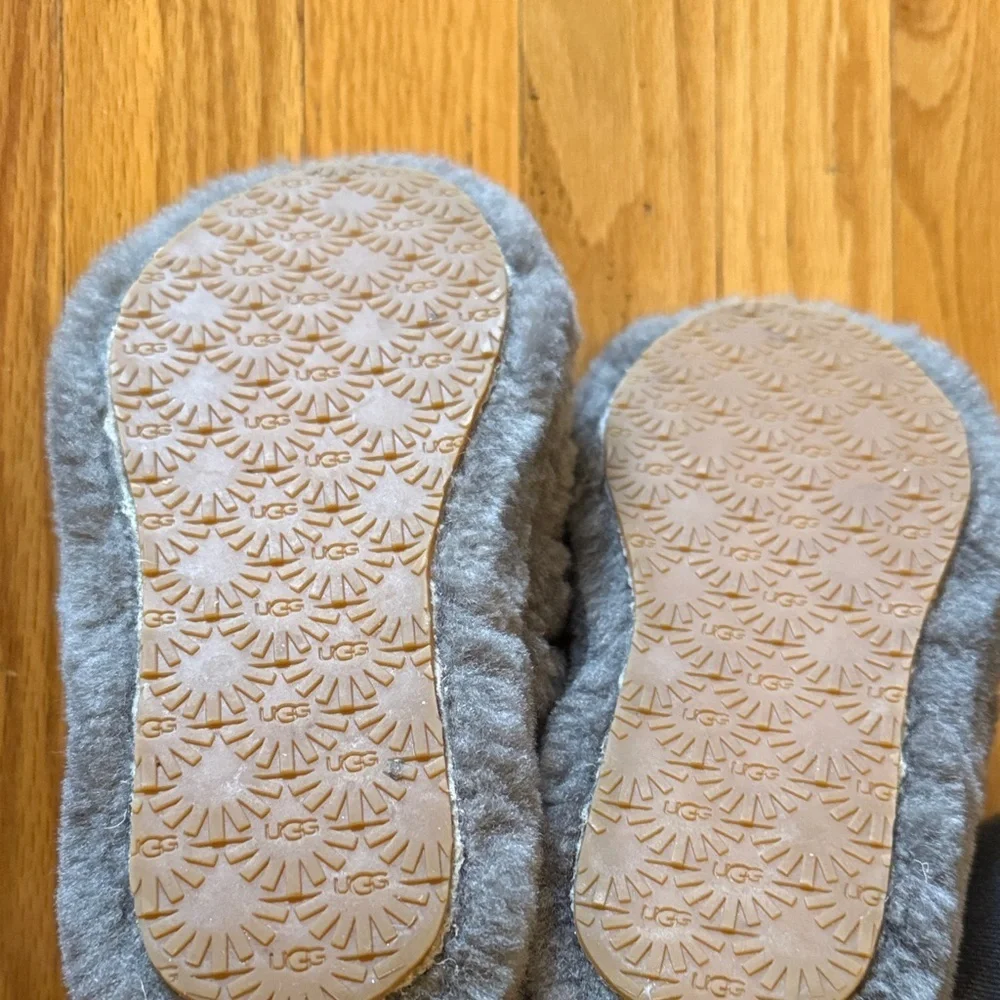 UGG sz 13 Shearling Kids Cozy Gray Slippers great pre owned condition